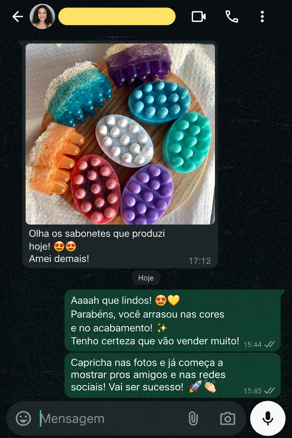 Conversa de aluna do Saponaria Brasil mostrando sabonetes coloridos