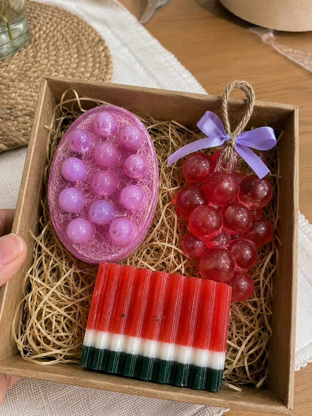 Kit de sabonetes artesanais em caixa: sabonete com bucha vegetal, cacho de uva e sabonete listrado de melancia